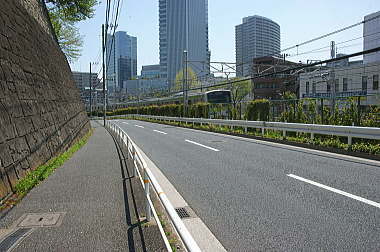 線路沿いに歩く