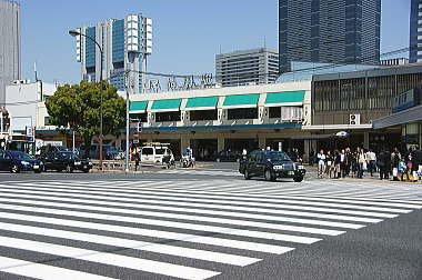 １２：５５　品川駅前