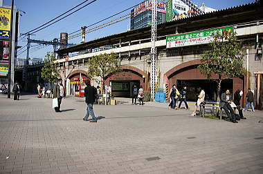 １４：１２　新橋駅前