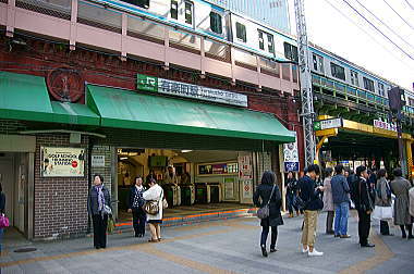 １４：２６　有楽町駅前