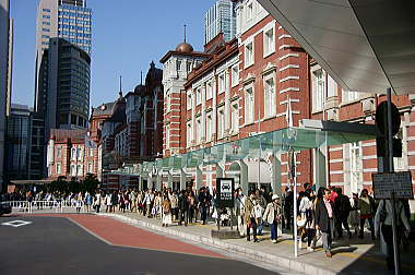 １４：５９　東京駅前