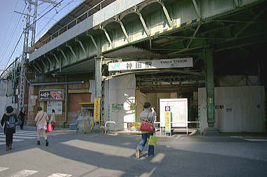 １５：２１　神田駅前