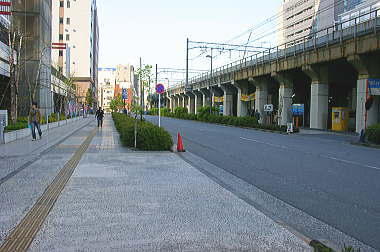 まだまだ高架沿いを進む