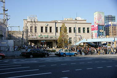 １６：０４　上野駅前