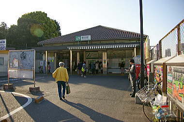 １６：２５　鴬谷駅前