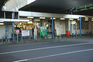 １７：０１　西日暮里駅前