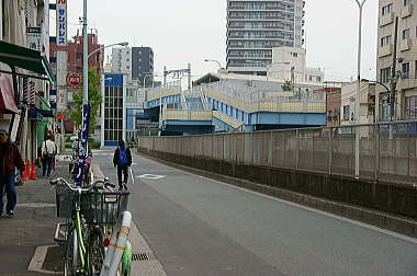 歩道橋を渡って