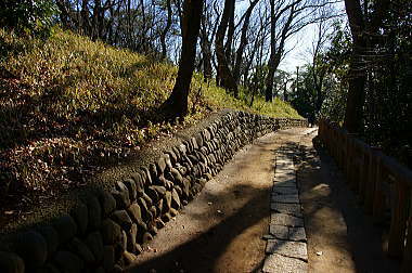 左手に古墳群を見て進む