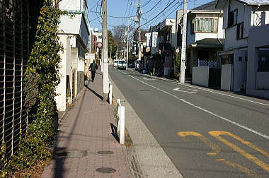 住宅地の中を進む