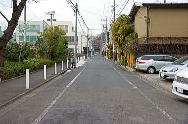 住宅街を進む