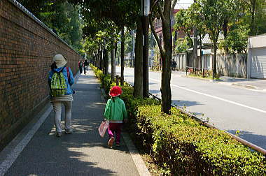 六義園のレンガ塀と大和郷