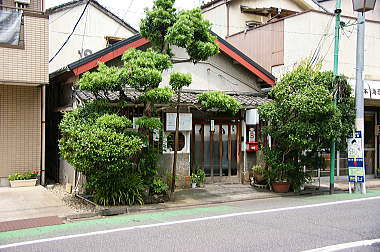 商店街の日本蕎麦店