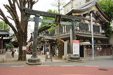 湯島天神 金鳥居（かなどりい）