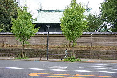 黒い大きな建物発見