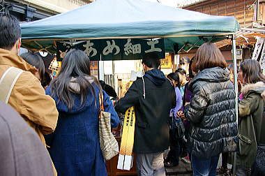 どの店頭も沢山の人だかり