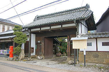 岡田記念館 大門