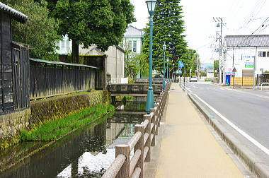 運河沿いに歩く