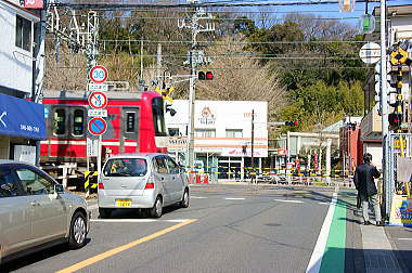 京浜急行の踏切を越えて