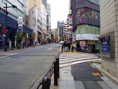 市ヶ谷駅を過ぎたら右へ