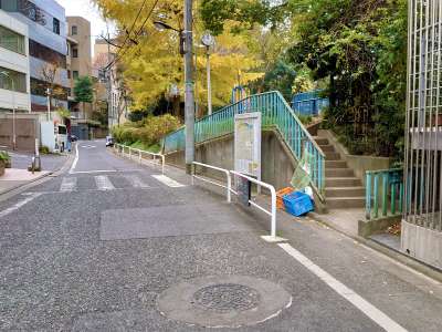 石段を上り遊歩道へ