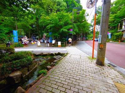 水車館の先を左折