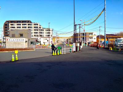 駅前からまっすぐ伸びる道を進む