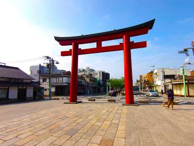 三の鳥居の先を左へ