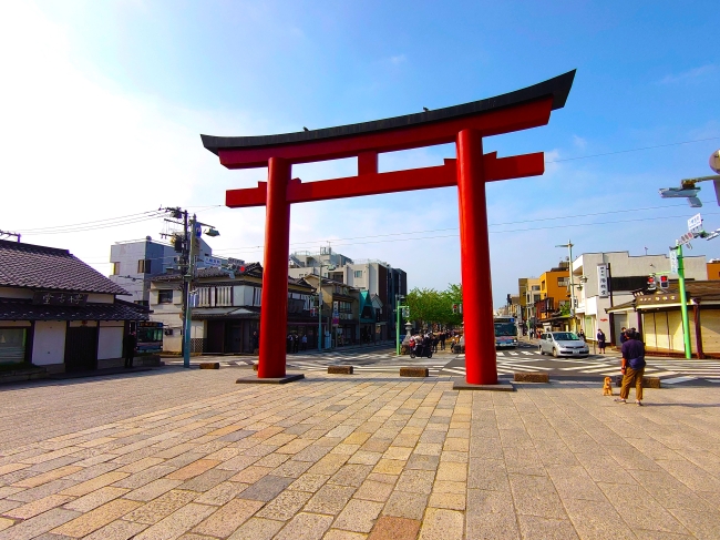 三の鳥居の先を左へ