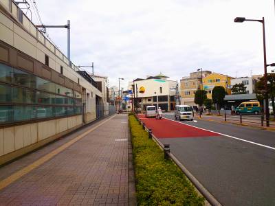 駅舎を左手に置いて進む