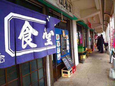 場内食堂が並びます