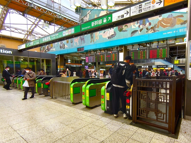 中央改札を抜けて