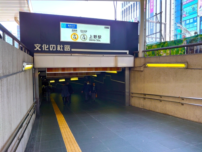 スロープを下って地下階へ