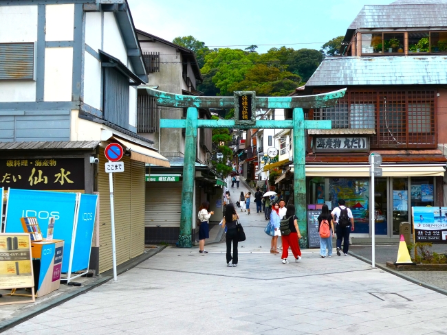 青銅の鳥居がお出迎え