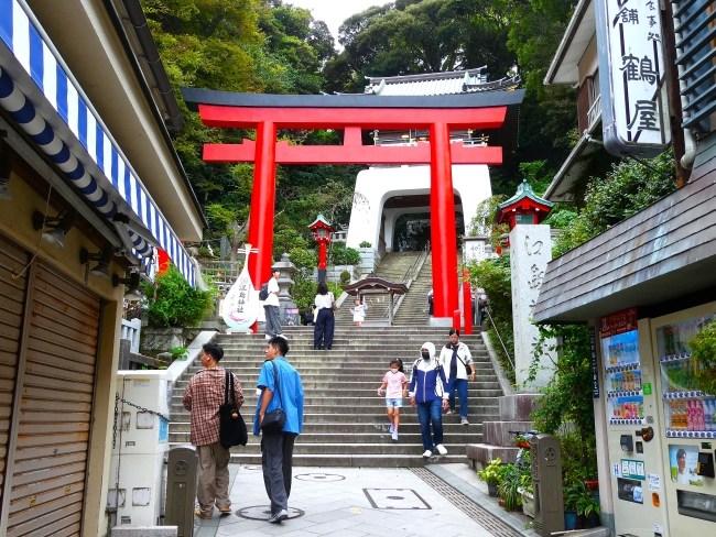 朱の鳥居が見えて来た