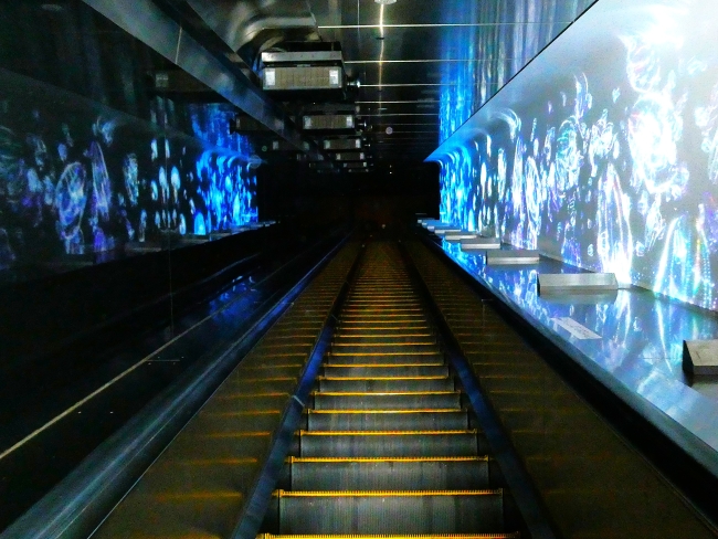 早速エスカーに乗車